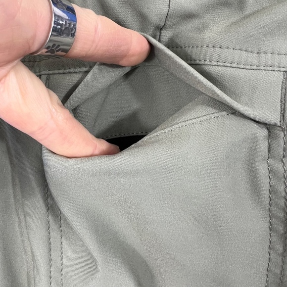 Like New |•PRANA•| Tan Knee Length Articulated Active Pants Size 6 - Picture 9 of 16